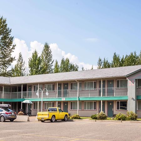 Hotel Super 8 By Wyndham Quesnel Bc Esterno foto