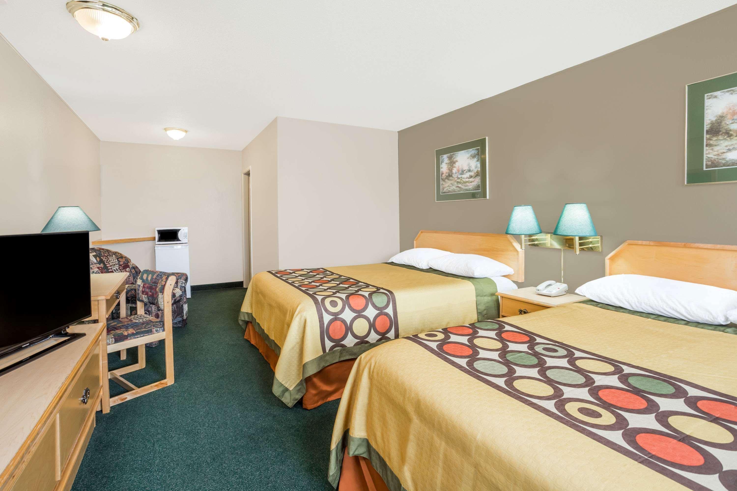 Hotel Super 8 By Wyndham Quesnel Bc Esterno foto